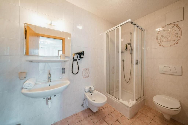 Bathroom 4, Golf Hotel Sonne, Bolzano