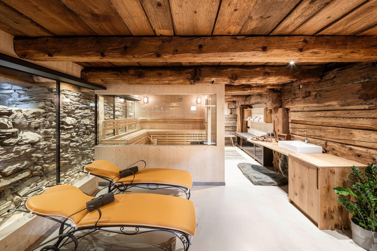 Spa treatment 2, elegant apartment in a converted stable, Lienz