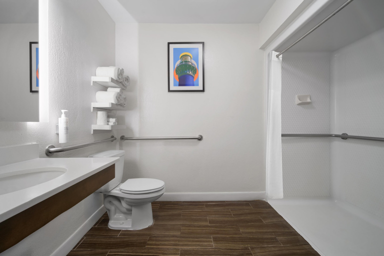 Bathroom 4, Hampton Inn Havelock, Craven