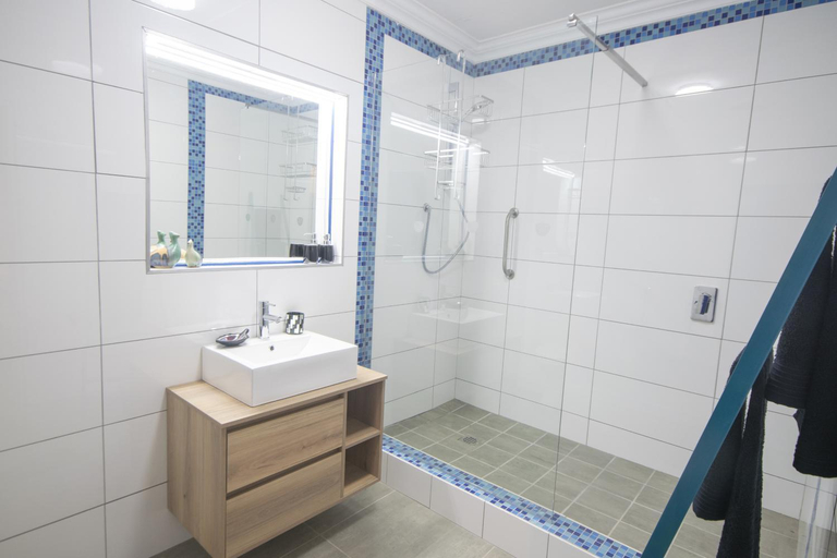 Bathroom 4, 139 Longships Plett, Eden