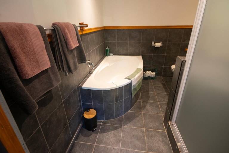Bathroom 2, 139 Longships Plett, Eden