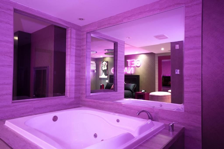 Bathroom 4, Le Fabreville, Laval