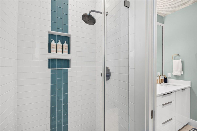 Bathroom 4, TLC 261 BE, Nueces