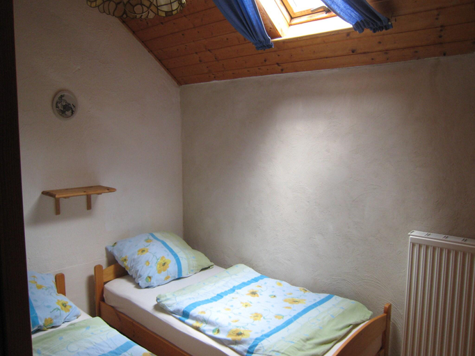 Bedroom 2, Cosy apartment with terrace in Meisburg, Vulkaneifel