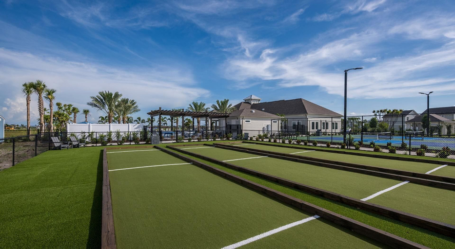 Property grounds 3, Landing Beautiful 2bd, Gym, Manatee
