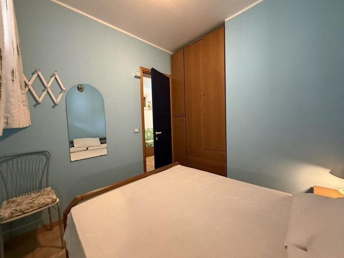 Room 4, Practical Beachside Flat for Four Travellers, Venezia