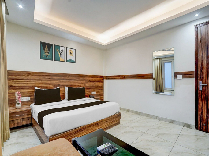 Room 5, Suite The Amro, Reasi