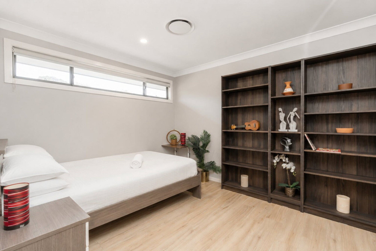 Room 5, Charming 4-bed Getaway With Pool & Garden Oasis, Canberra