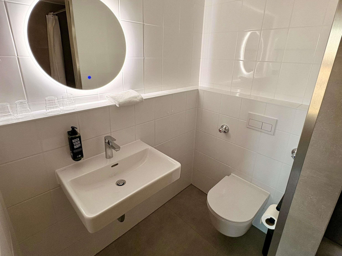 Bathroom 5, ibis Nuernberg Altstadt, Nürnberg