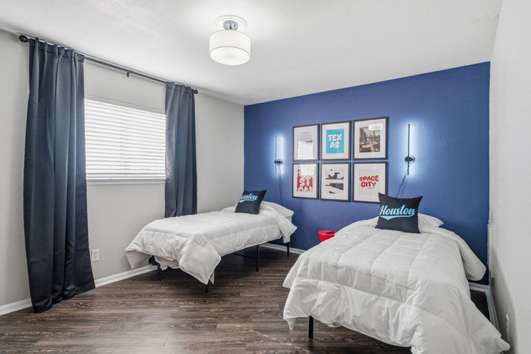 Spa, Houston 2BR Apartment Sleeps 6, Houston