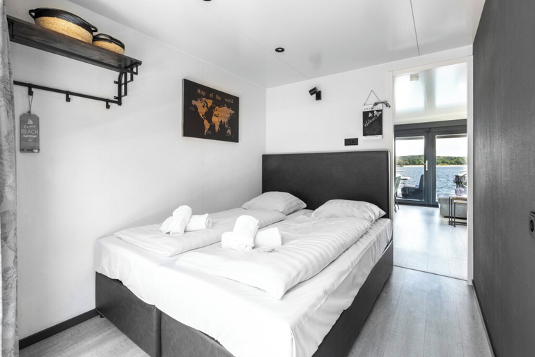 Room 3, Houseboat Marina With Hot Tub, Mook en Middelaar