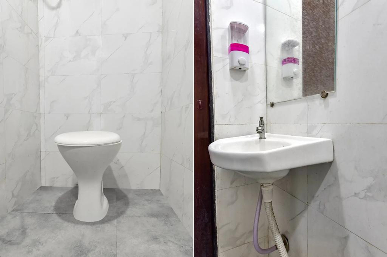 Bathroom 3, Fabhotel Nidhivan, Surat