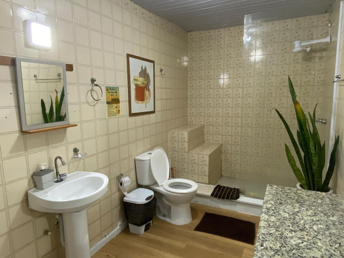 Bathroom 3, Quarto com varanda privada a 160 metros da Praia do Farol da barra 3, Salvador