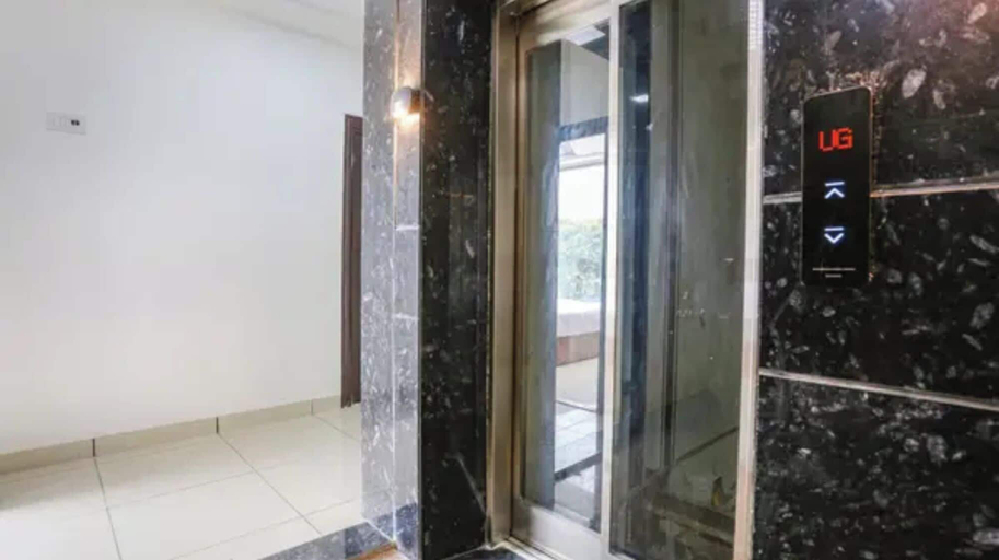 Elevator 4, Fabhotel Shine Inn, Delhi