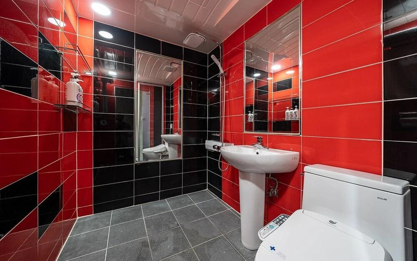 Bathroom, No.25 Cheongju Seongangil branch, Cheongju