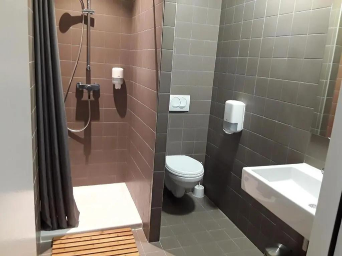 Bathroom, Hotel Saint Louis Beaulieu - Bordeaux, Gironde