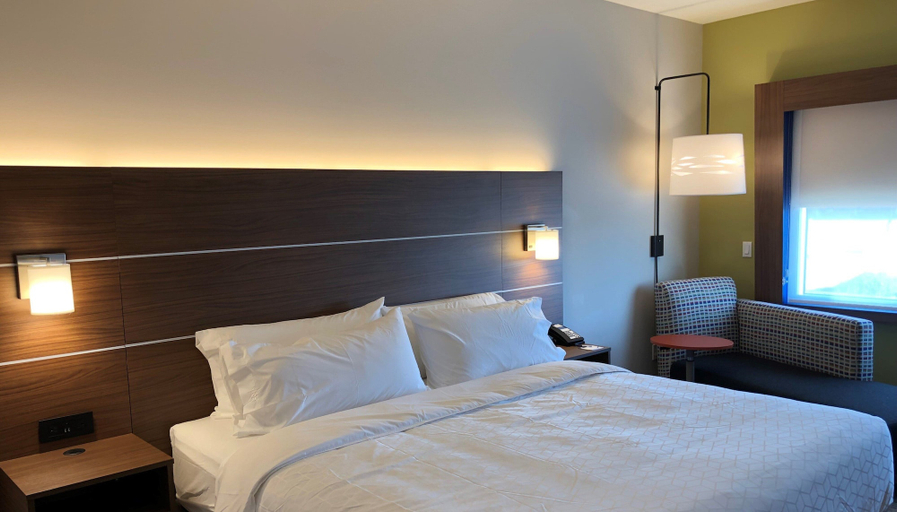 Bedroom 5, Holiday Inn Express & Suites SPRINGFIELD NORTH by IHG, Greene