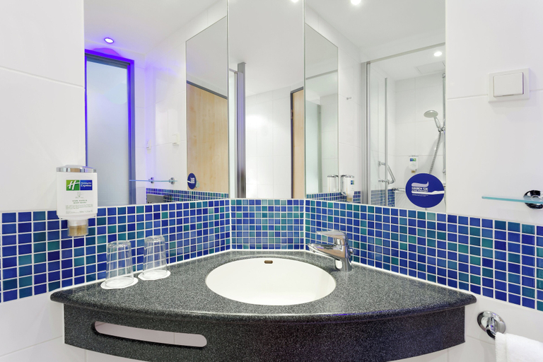 Bathroom 5, Holiday Inn Express N�RNBERG-SCHWABACH by IHG, Schwabach