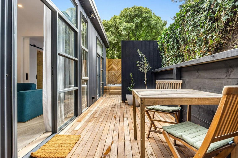 Others 3, The Love Shack - newly renovated romantic cottage, Melbourne