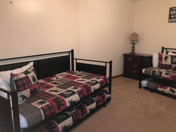 Bedroom 4, By The Night, Sevier