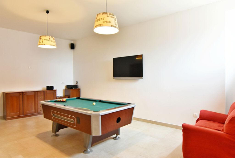 3, Spacious Poolside Apartment in Tar, Poreč