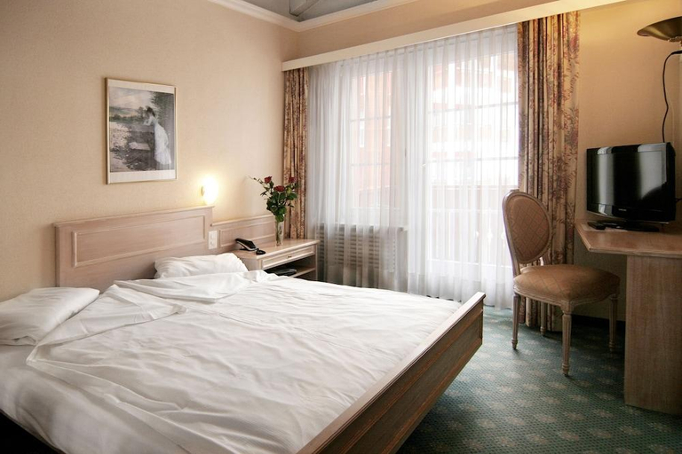 Bedroom 3, Wellnesshotel Schweizerhof, Visp