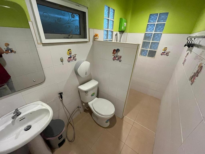 Bathroom 4, Tharadol Resort Tha Sala, Tha Sala