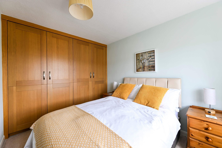 Room 2, Spacious 3bed Home in Maidenhead Sleeps 6, Windsor and Maidenhead