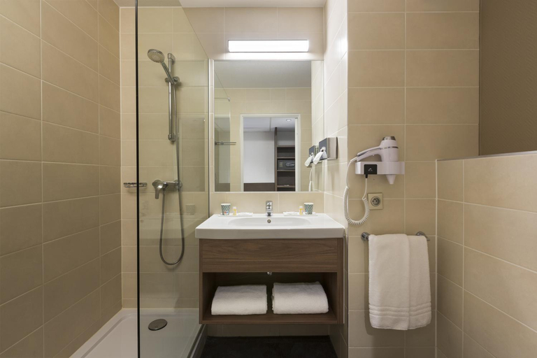 Bathroom 4, Kyriad Strasbourg Sud-Lingolsheim, Bas-Rhin
