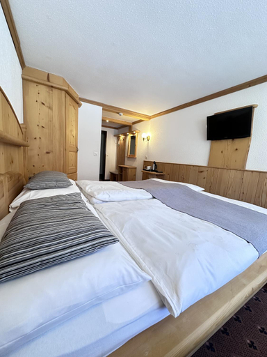 Bedroom 2, Hotel City, Visp