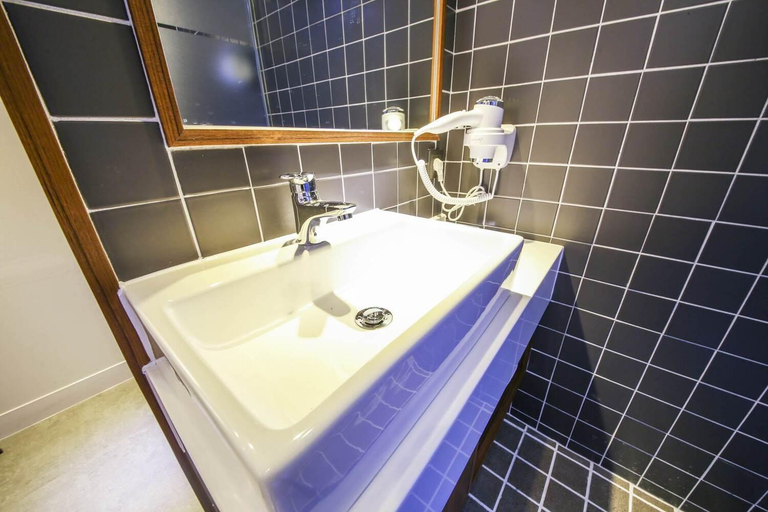 Bathroom 3, Brooks Hotel Tongyeong, Tongyeong