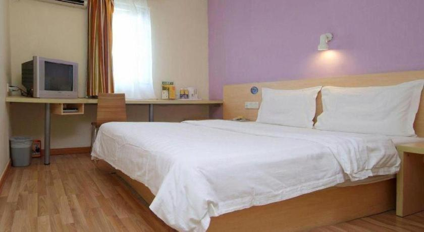 Bedroom 3, 7 Days Inn Qingdao Haier Zone Ditie Tower Jiushui West Road, Qingdao