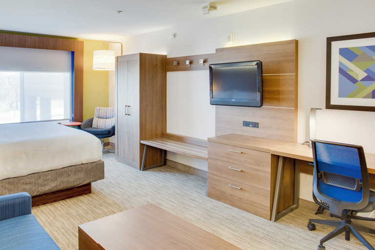 Bedroom 4, Holiday Inn Express & Suites CHICKASHA by IHG, Grady