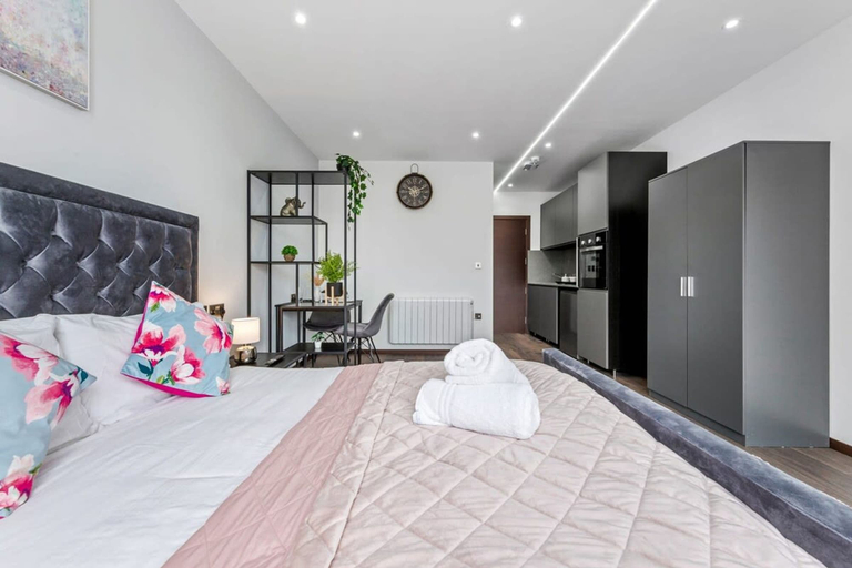 Room 3, Modern Serviced Studio Flat Near Central London, London
