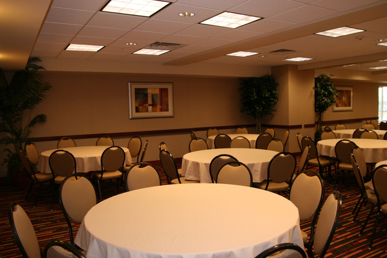 Food & Drinks 5, Holiday Inn Express & Suites CHEHALIS-CENTRALIA by IHG, Lewis