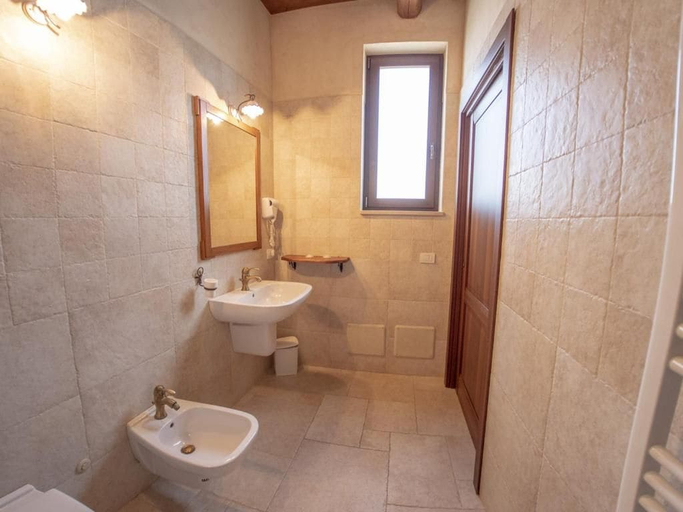 Bathroom 3, Masseria Chinunno, Bari