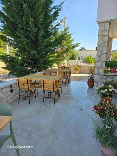 Public Area 2, Vila Anhel, Sarandës