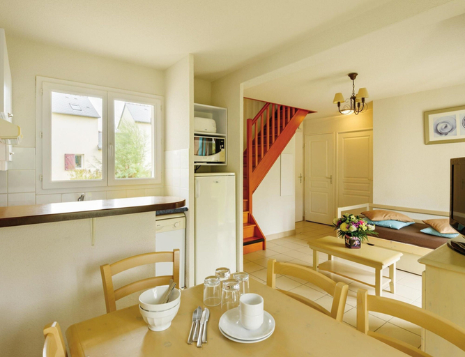 Dining 4, Duplex House in Morgat Near Beach, Finistère