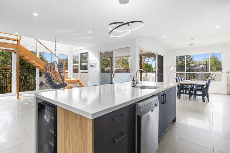 Private kitchen 2, Poolside 2-Bed House in Coolum Beach, Maroochy - Coastal North