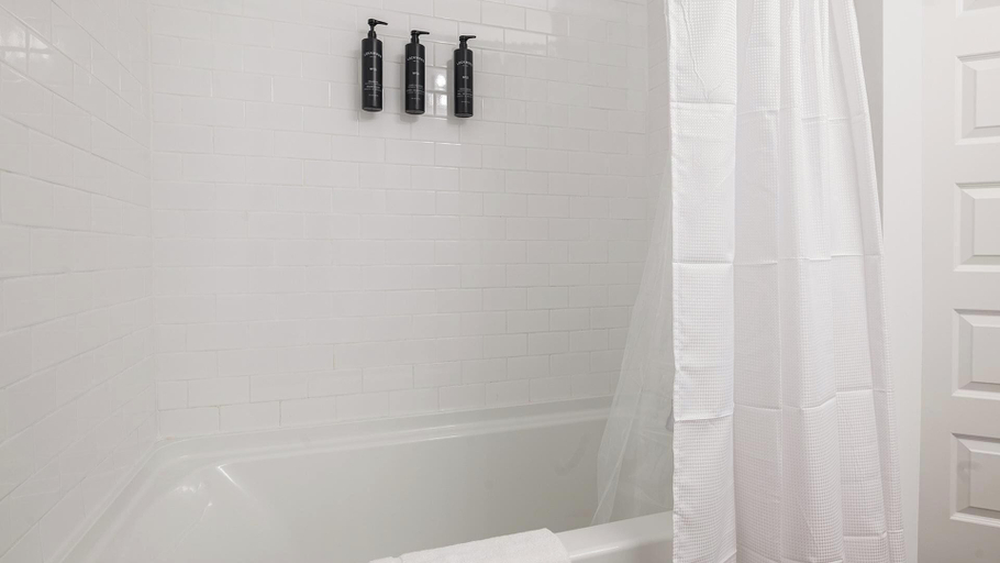 Bathroom 5, Landing Amazing 1bd, Pool, Marion