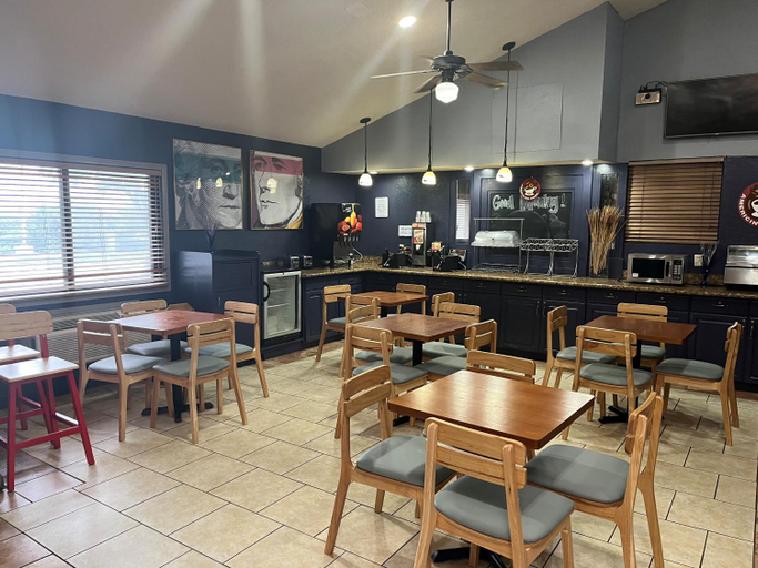 Food & Drinks 5, AmericInn by Wyndham Lincoln North, Lancaster
