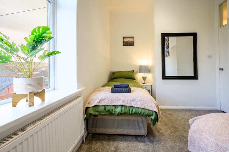 Room 2, Modern 2-Bed Home Free Parking in Batley, Kirklees