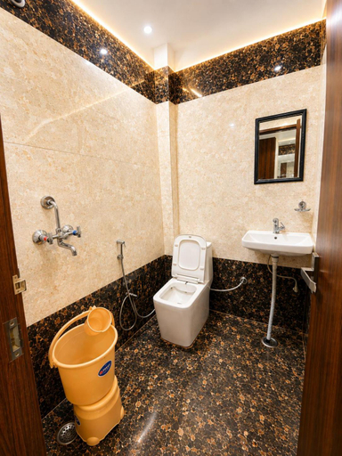 Bathroom 4, Hotel Mero Vrindavan, Mathura