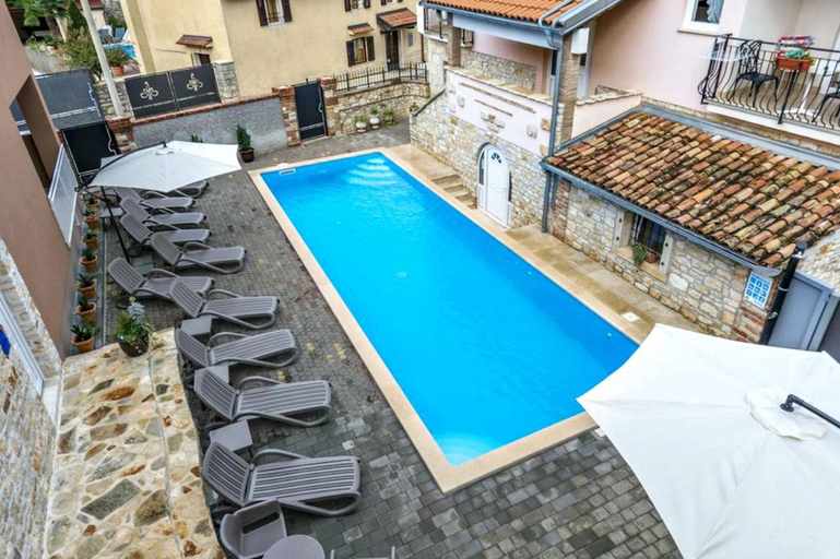 Swimming pool 5, Spacious Poolside Apartment in Tar, Poreč