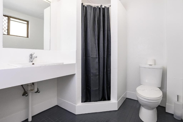 Bathroom 3, Aaron Motel, Gladstone
