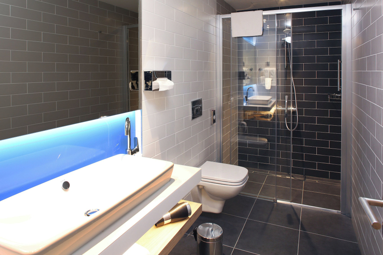 Bathroom 5, Holiday Inn Express LJUBLJANA by IHG, Ljubljana