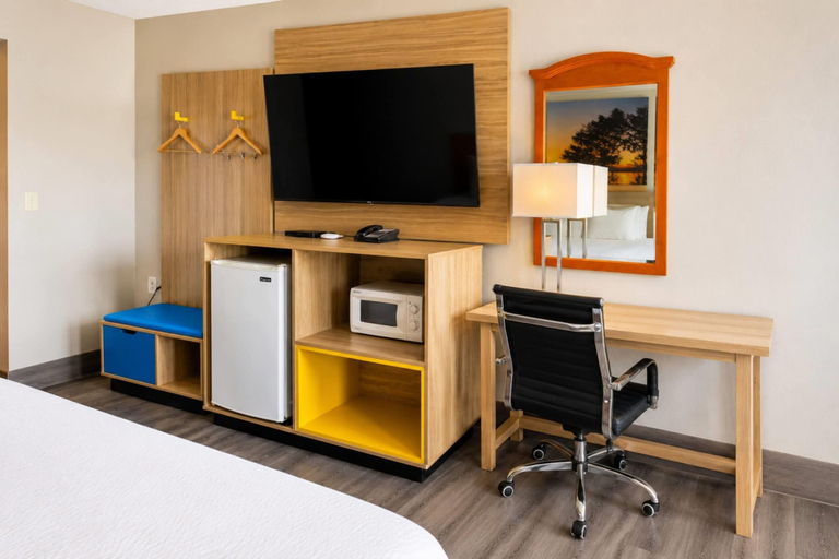 Bedroom 2, Days Inn by Wyndham KU Lawrence, Douglas