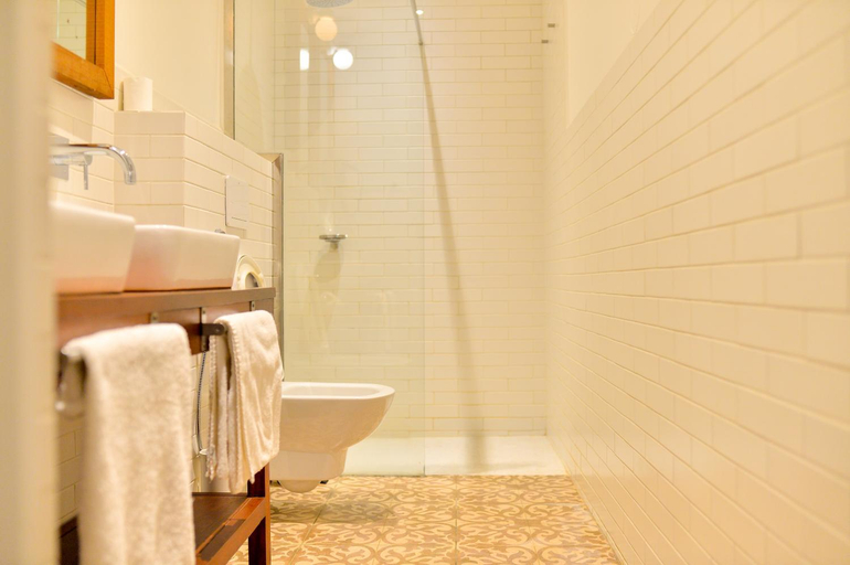 Bathroom 4, Grand Hotel Urban, Analamanga
