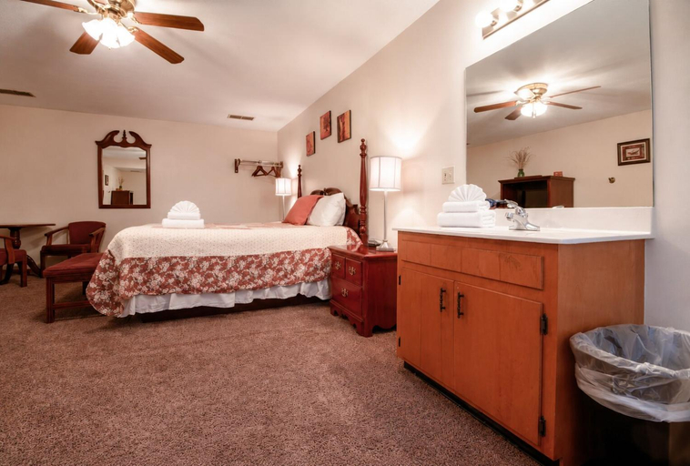 Bedroom 2, By The Night, Sevier
