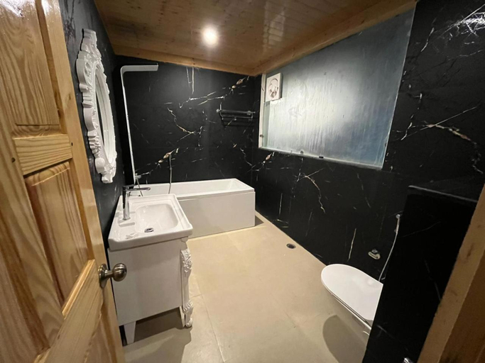 Bathroom 3, Apurwa Grand Resort, Kullu